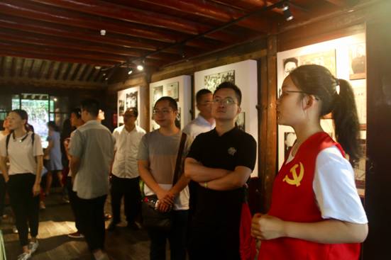 ”追寻革命印迹，情系红色鄞州“探花在线观看
寻迹小分队-故居讲解